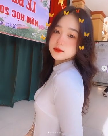 Nu sinh gay sot voi ao dai trang cung nu cuoi toa nang-Hinh-4