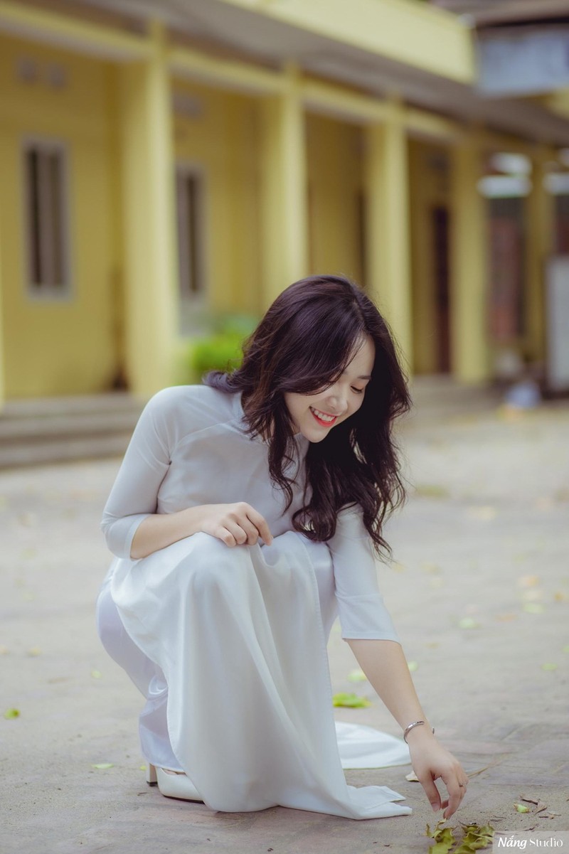 Nu sinh gay sot voi ao dai trang cung nu cuoi toa nang-Hinh-8