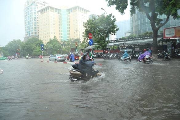 Ha Noi mua to: Bo Ho ngap sau, nhieu tuyen pho 