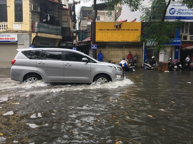 Ha Noi mua to: Bo Ho ngap sau, nhieu tuyen pho 