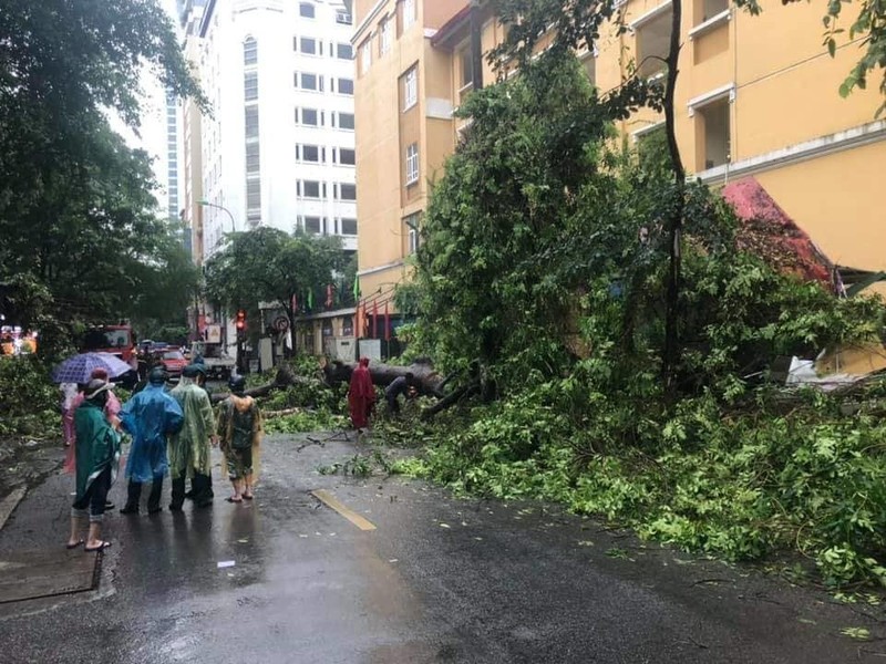 Ha Noi mua to: Bo Ho ngap sau, nhieu tuyen pho 