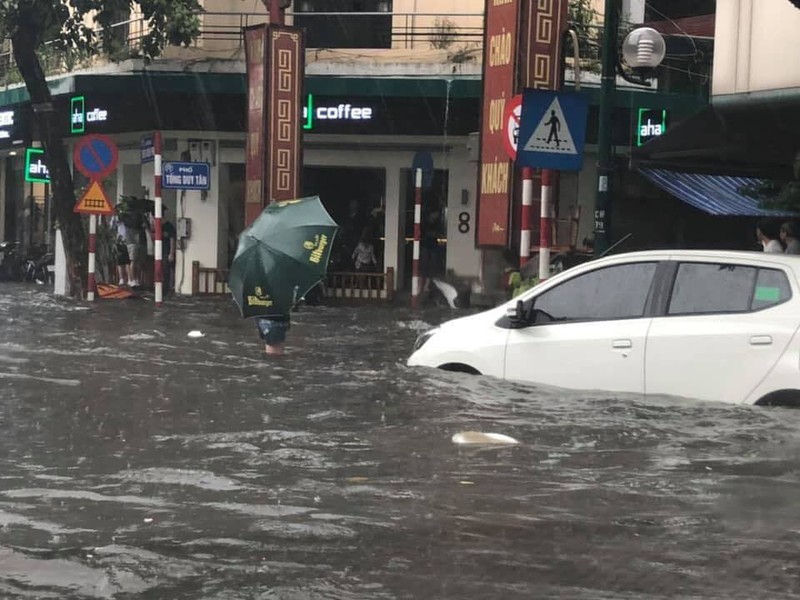 Ha Noi mua to: Bo Ho ngap sau, nhieu tuyen pho 