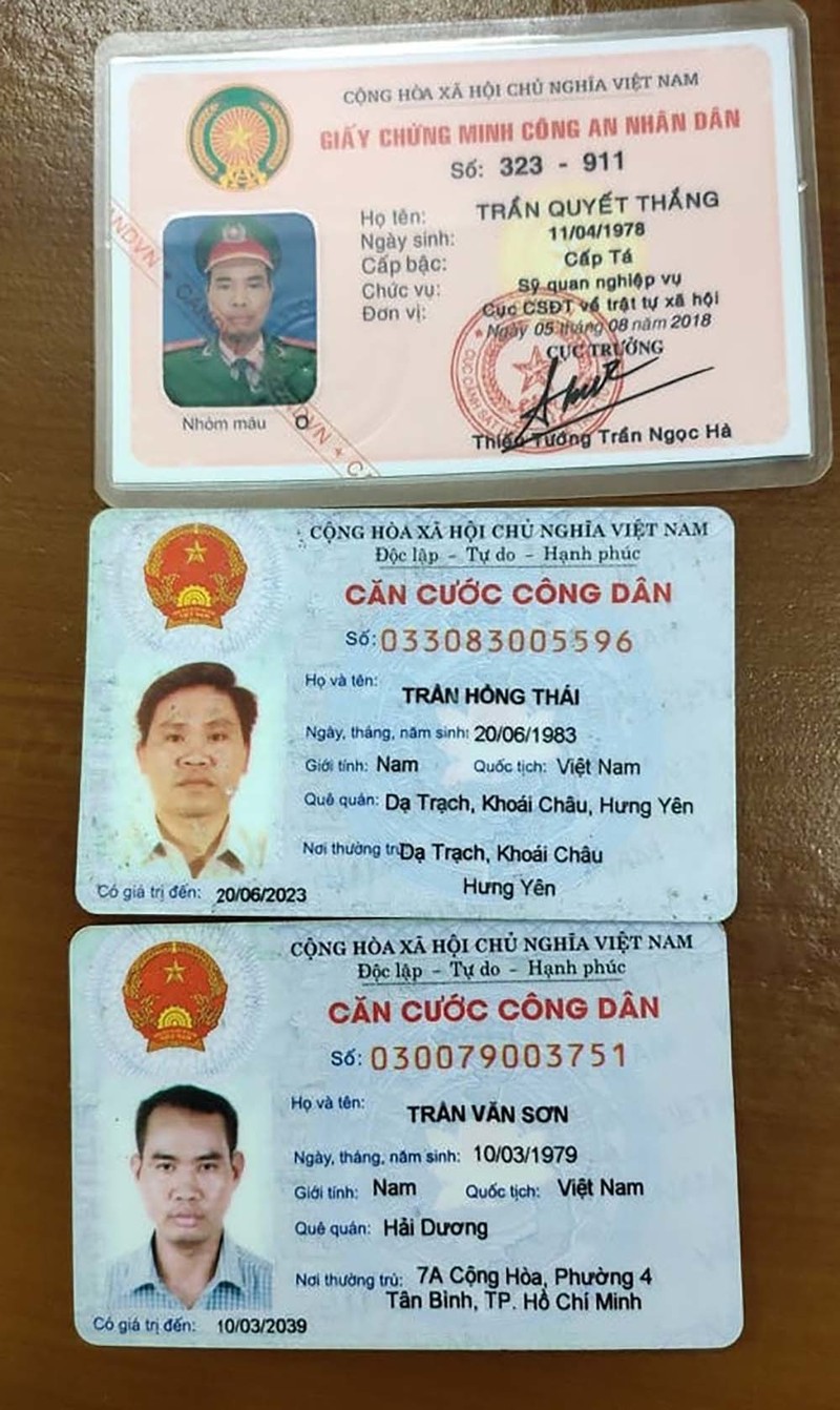 Gia can bo Bo Cong an nua dem den nha dan doc lenh bat nguoi-Hinh-2