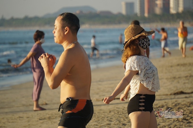 Nguoi Da Nang do ra bien giai nhiet sau chuoi ngay gian cach-Hinh-10