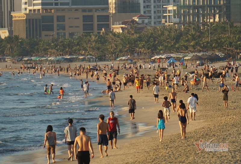 Nguoi Da Nang do ra bien giai nhiet sau chuoi ngay gian cach-Hinh-8