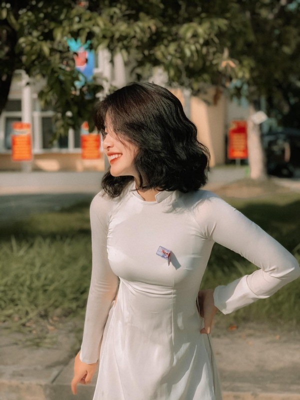 Toc ngan ca tinh dien ao dai trang, nu sinh 10X 