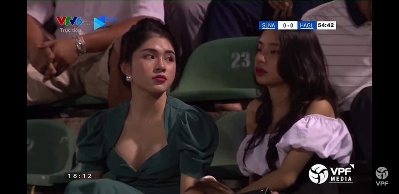 He lo danh tinh co gai nu khan gia hot nhat V.League tuan qua-Hinh-2