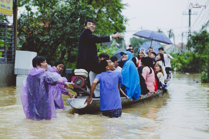 Dam cuoi mua mua lu o Hue, ruoc dau bang moi phuong tien-Hinh-11