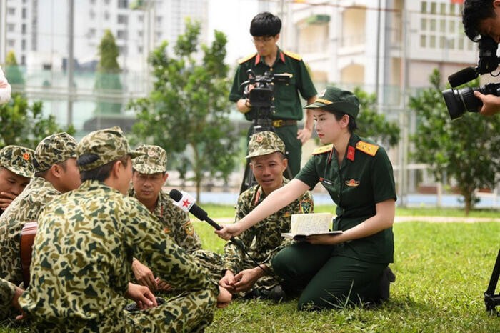 Tac nghiep vung lu, nu phong vien 'lot mat xanh' dan mang-Hinh-5