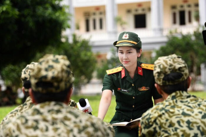 Tac nghiep vung lu, nu phong vien 'lot mat xanh' dan mang-Hinh-6