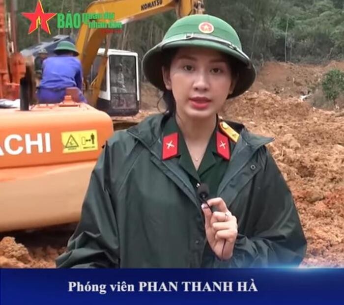 Tac nghiep vung lu, nu phong vien 'lot mat xanh' dan mang