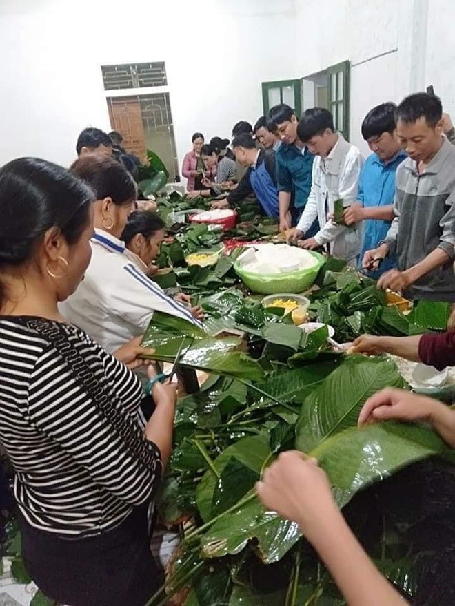 Nguoi dan “trang dem” goi ngan chiec banh chung cuu tro mien Trung-Hinh-2