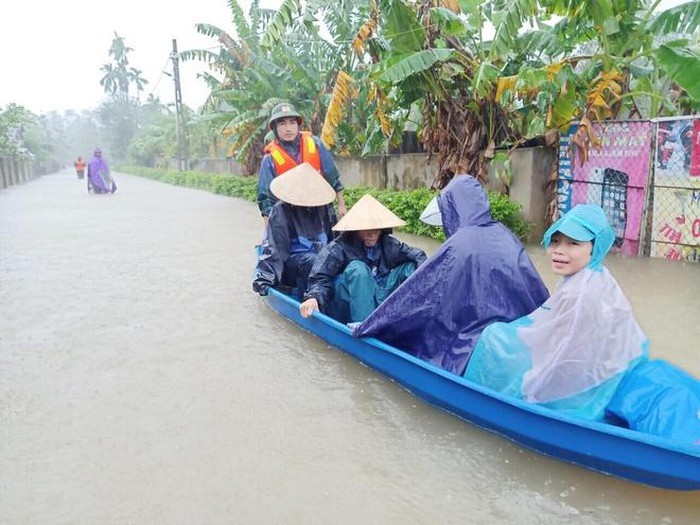 Cong an xa chay bo 2 km de dua thuyen den cuu dan vung ngap-Hinh-2