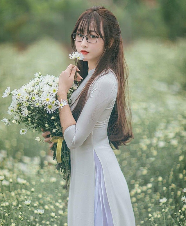 Co giao hot girl khoe nhan sac nghieng nga ben hoa cuc hoa mi-Hinh-3