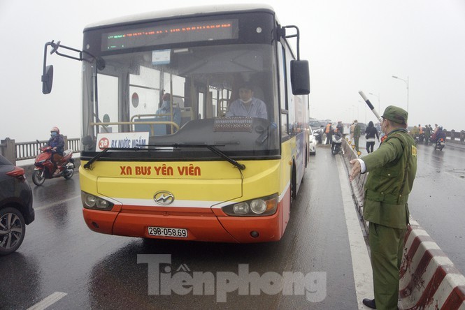 Cau Vinh Tuy 'that thu' vi xe hop lat ngua giua duong-Hinh-9