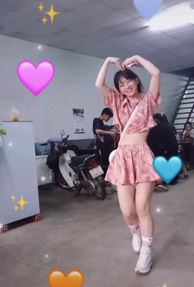 Vi hanh dong kem duyen, hot girl TikTok Le Bong tiep tuc “an gach”-Hinh-8