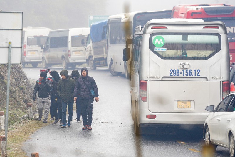 Ket xe tren duong len cong troi Sa Pa-Hinh-2