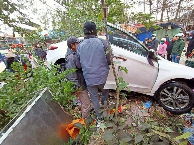 Video: Hai hung o to mat lai lao vao cho coc dam 7 nguoi