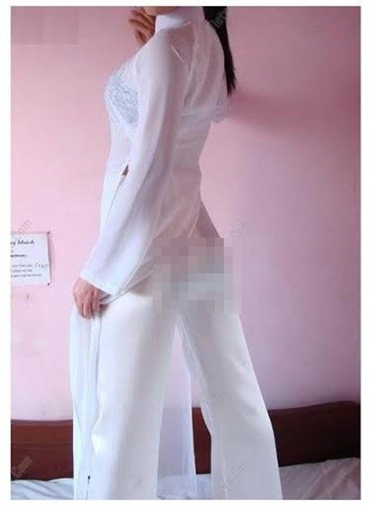 Dien ao dai trang voi tat luoi, nu sinh gay nhuc mat-Hinh-4