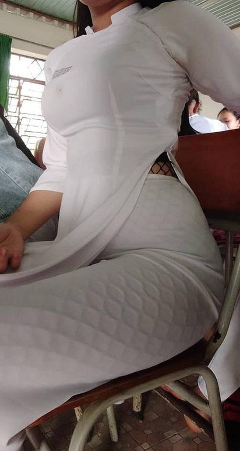 Dien ao dai trang voi tat luoi, nu sinh gay nhuc mat