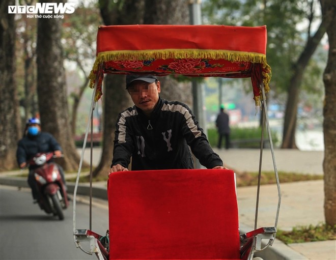 Nguoi Ha Noi vo tu tap trung dong nguoi, khong deo khau trang phong COVID-19-Hinh-10