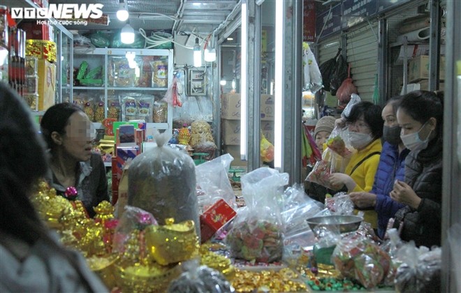 Nguoi Ha Noi vo tu tap trung dong nguoi, khong deo khau trang phong COVID-19