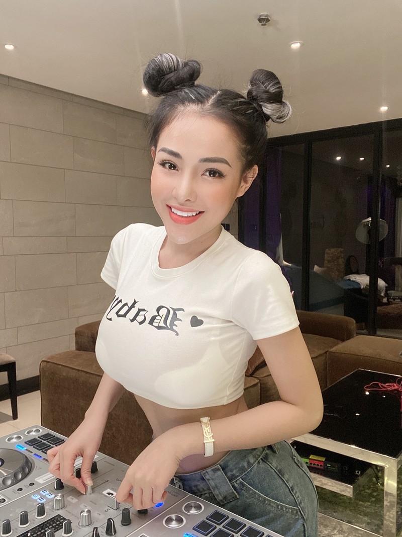 Tram Anh va dan hot girl tung vuong scandal lo clip “nong“-Hinh-6