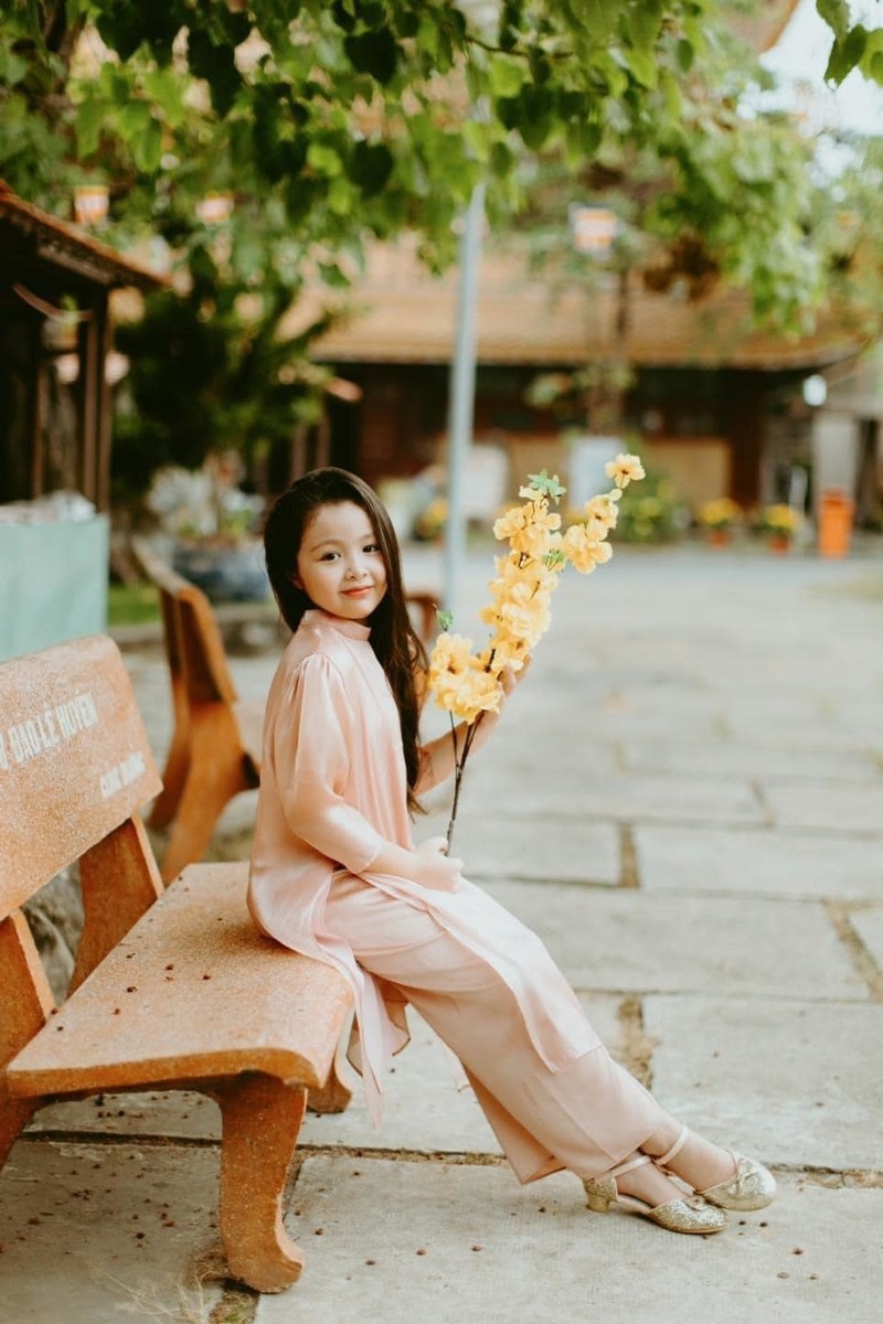 Khoe anh ao dai don Tet, con gai Elly Tran chuan 