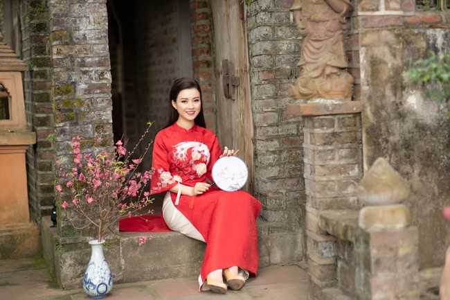 Nu MC xinh dep khoe nhan sac rang ro voi ao dai xuan-Hinh-10