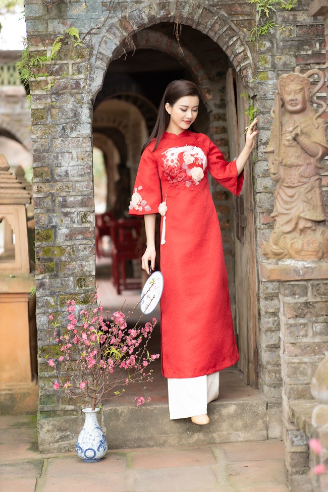 Nu MC xinh dep khoe nhan sac rang ro voi ao dai xuan-Hinh-11