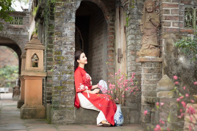 Nu MC xinh dep khoe nhan sac rang ro voi ao dai xuan-Hinh-12