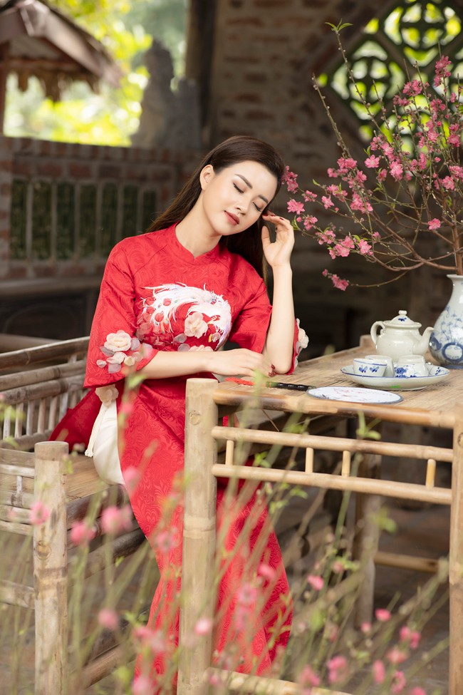 Nu MC xinh dep khoe nhan sac rang ro voi ao dai xuan-Hinh-13