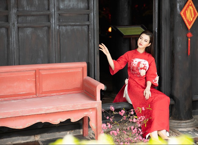 Nu MC xinh dep khoe nhan sac rang ro voi ao dai xuan-Hinh-16