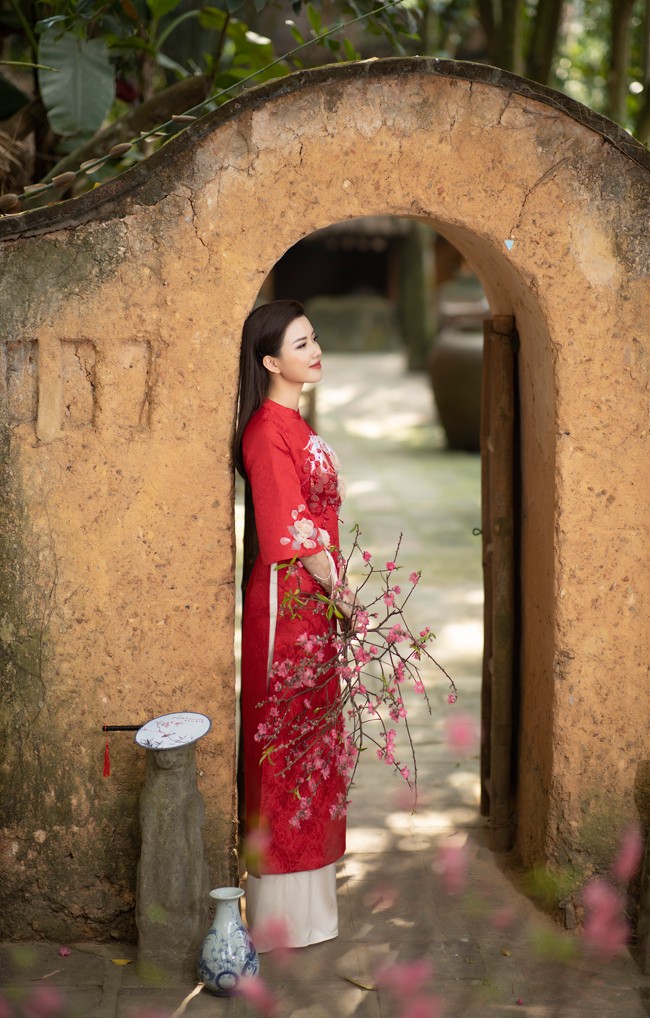 Nu MC xinh dep khoe nhan sac rang ro voi ao dai xuan-Hinh-17