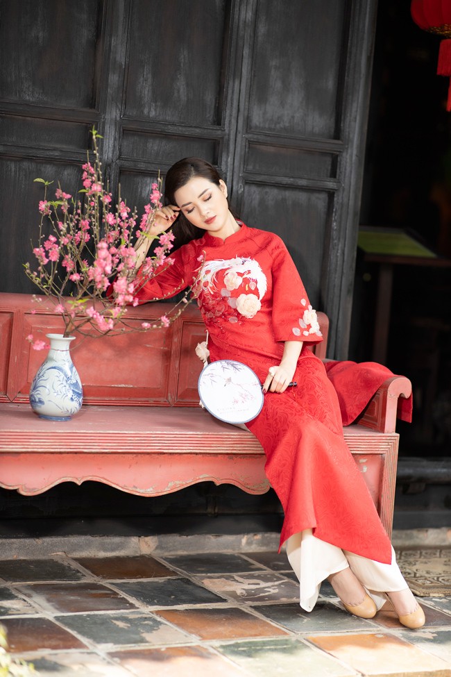 Nu MC xinh dep khoe nhan sac rang ro voi ao dai xuan-Hinh-2