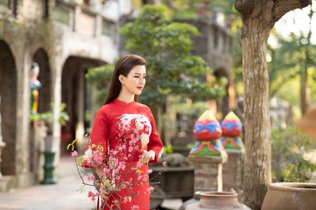 Nu MC xinh dep khoe nhan sac rang ro voi ao dai xuan-Hinh-4