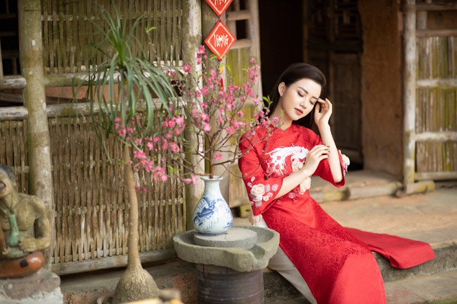 Nu MC xinh dep khoe nhan sac rang ro voi ao dai xuan-Hinh-5