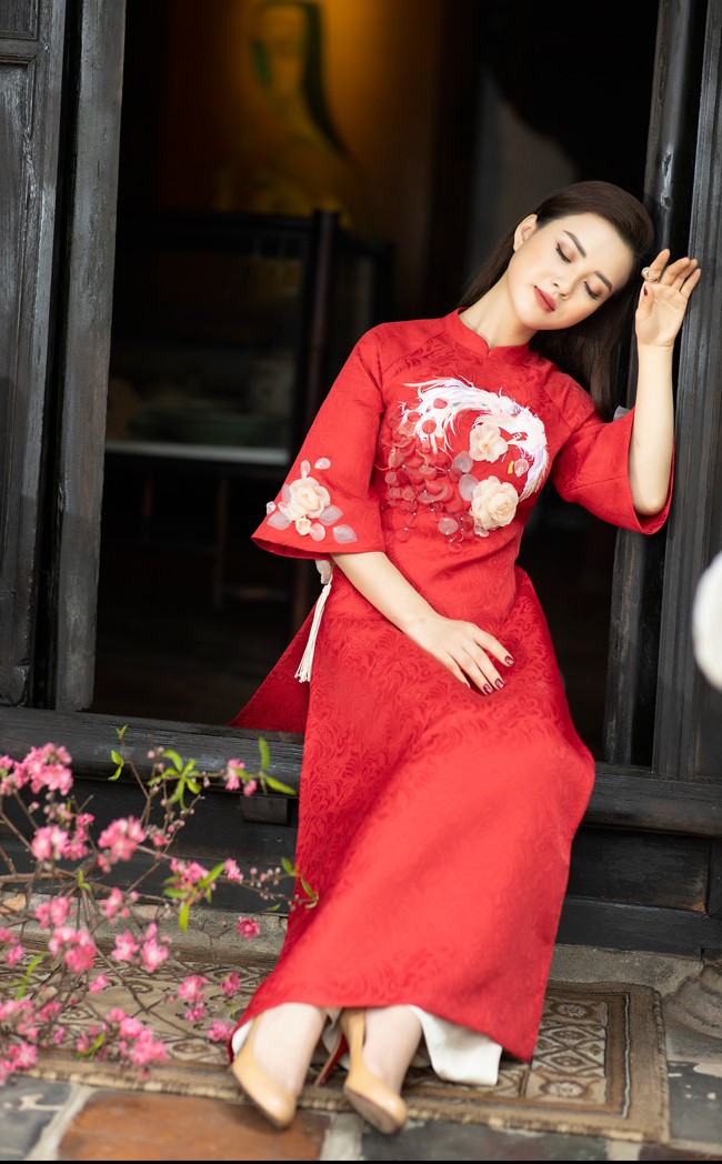 Nu MC xinh dep khoe nhan sac rang ro voi ao dai xuan-Hinh-7