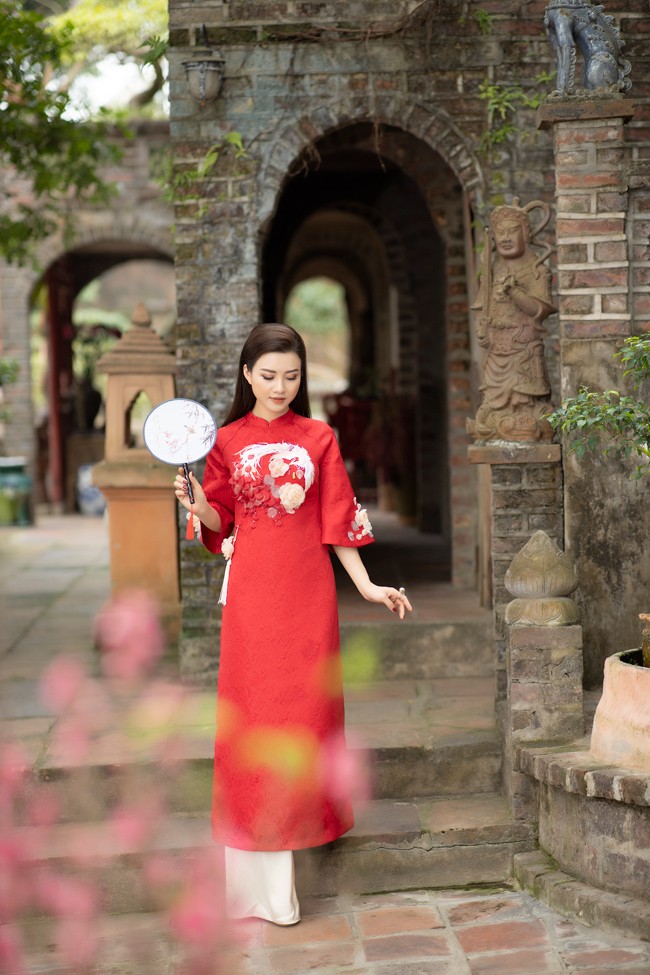 Nu MC xinh dep khoe nhan sac rang ro voi ao dai xuan-Hinh-8