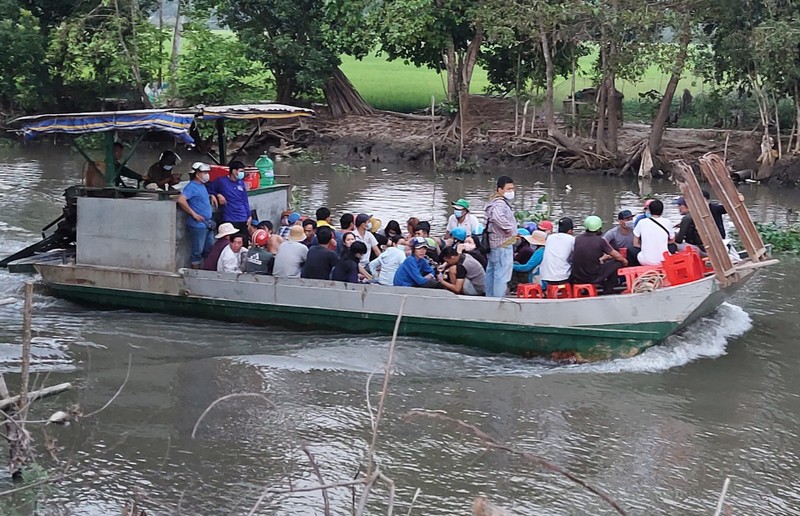 Con ngoi canh canh sat, cha to chuc soi bac