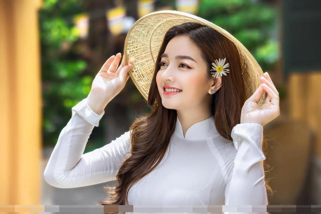 Lo dien “thien than ao dai” moi, khien canh may rau 