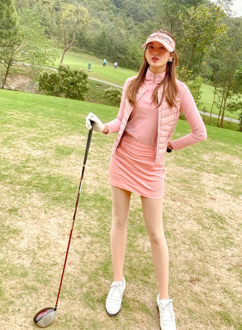 Khoe anh tren san Golf, Huyen My khoe chan dai 