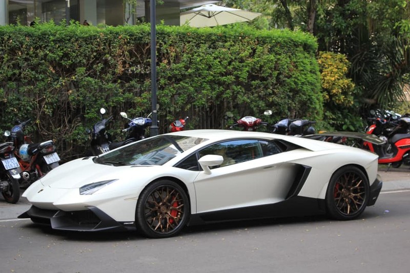 Rich kid gay me qua khoanh khac chup len ben sieu xe Lamborghini-Hinh-3