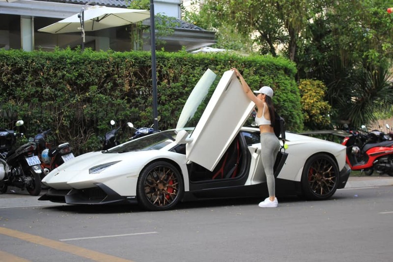 Rich kid gay me qua khoanh khac chup len ben sieu xe Lamborghini-Hinh-4