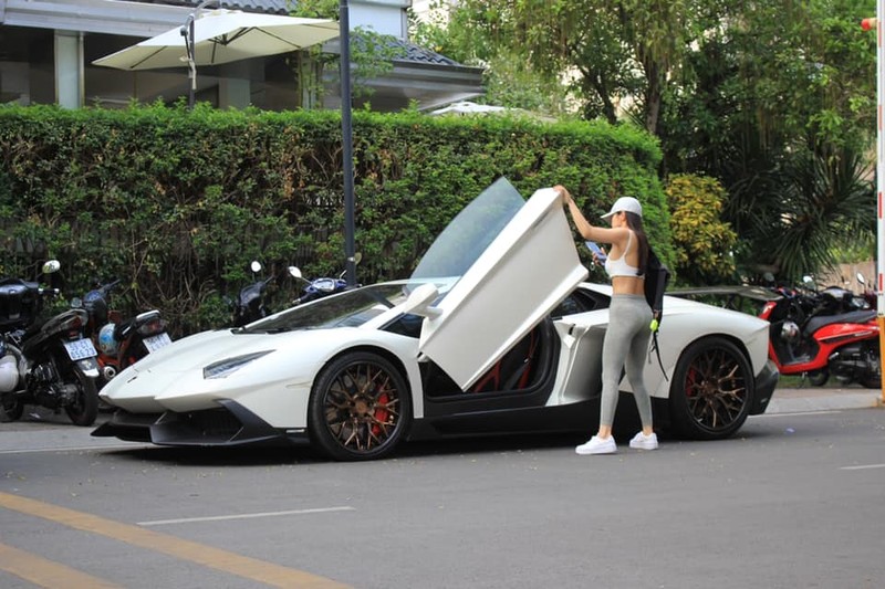 Rich kid gay me qua khoanh khac chup len ben sieu xe Lamborghini-Hinh-5