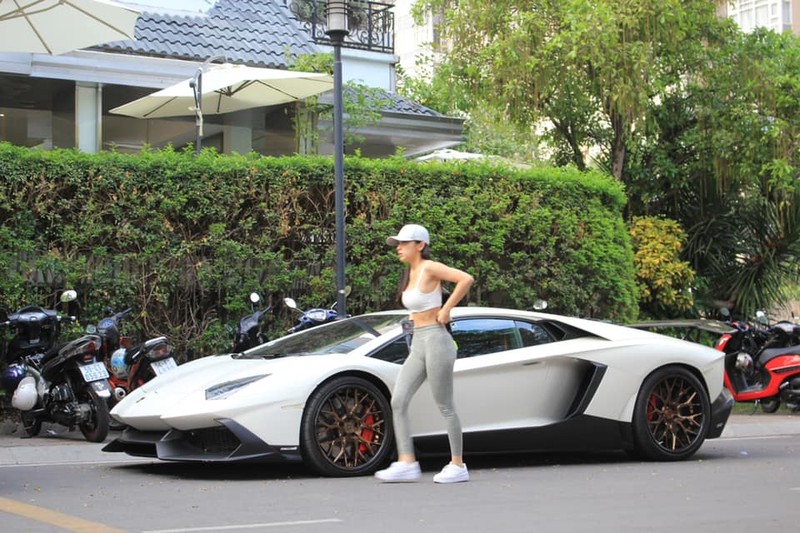 Rich kid gay me qua khoanh khac chup len ben sieu xe Lamborghini-Hinh-8