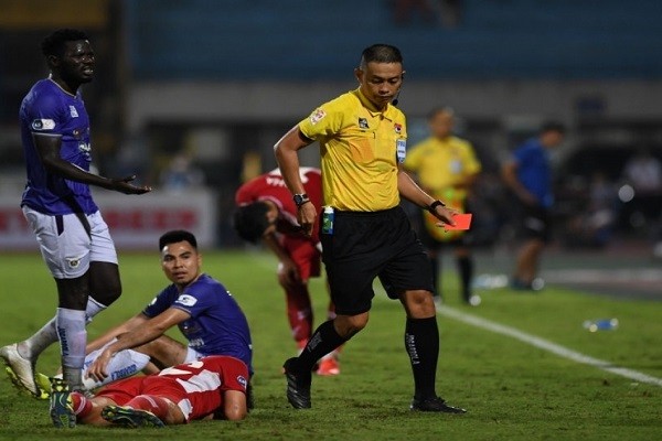 Hoc tro cua HLV Park Hang Seo vang mat o tran HAGL - Ha Noi FC