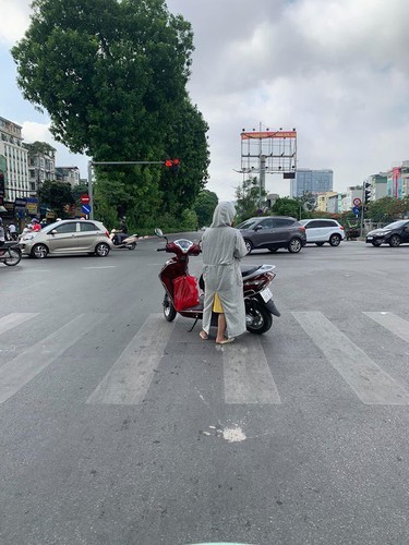 Dung xe giua duong ngoi thien, nguoi phu nu gay kho hieu-Hinh-12