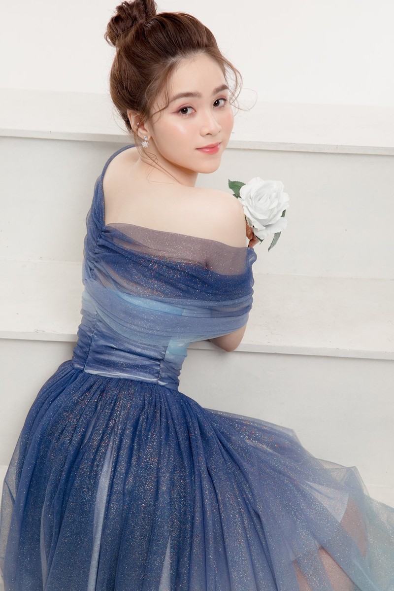 Lo danh tinh gai xinh bit khau trang dap xe dep xuat than-Hinh-10