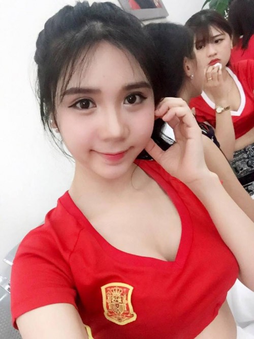 “Hot girl nguc khung” noi tieng mua Euro 2016 bay gio ra sao?-Hinh-3